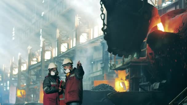 Stahlarbeiter beobachten und diskutieren Gießerei-Werkstatt — Stockvideo
