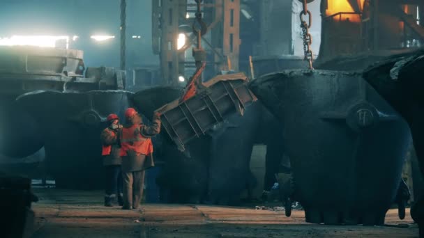 Metallurgen arbeiten mit Stahlkadavern — Stockvideo
