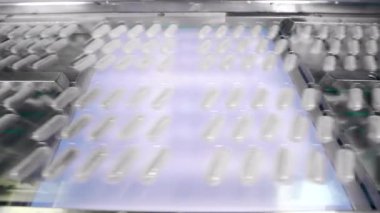 Kapsüllü plastik kabarcıklar kemer boyunca hareket ediyor.