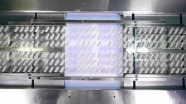 Kapsül hapı kabarcıkları olan bir taşıma bandının üst görüntüsü