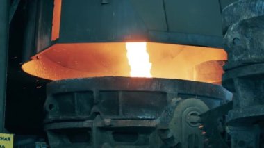 Erimiş çelik endüstriyel bir varile dökülüyor.