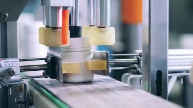 Fabrika mekanizması küvetleri haplarla mühürlüyor.