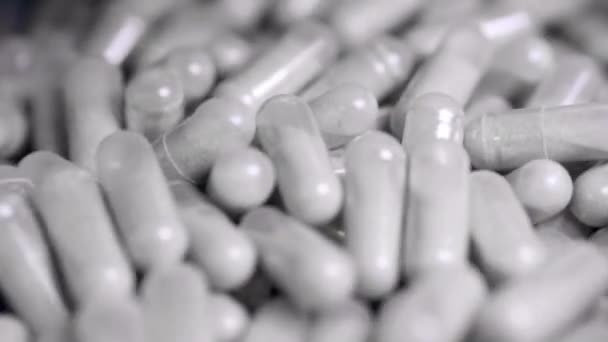 Primer plano de las píldoras de la cápsula en movimiento con intervalos de tiempo — Vídeos de Stock