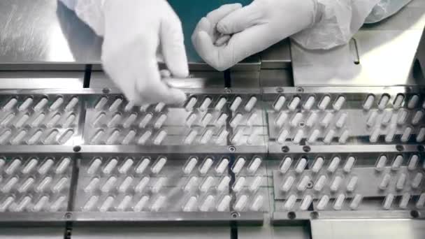 Cápsulas con medicamento seco están siendo reemplazadas en el transportador — Vídeo de stock