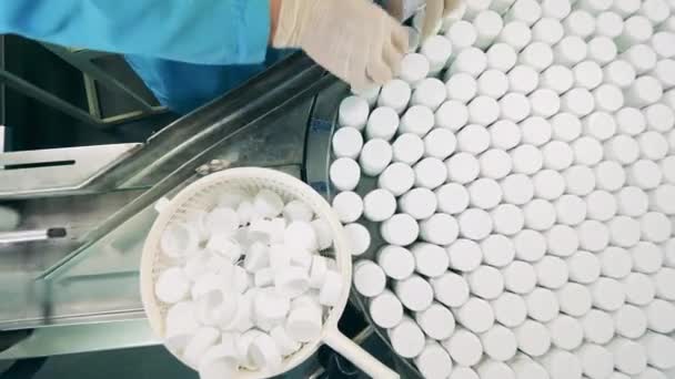 A gyógyszeres kádak csúcsa a szállítószalagon. — Stock videók