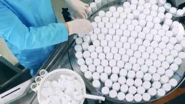 Haplı küvetler bir kazıktan konveyöre taşınıyor.