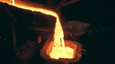 Dökümhane kalıbına erimiş metal dökülüyor.