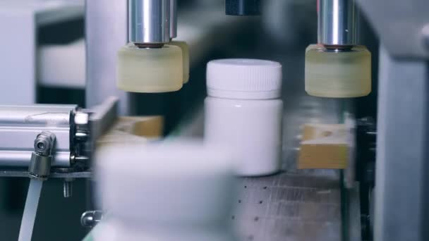 Las tinas de la píldora se están cerrando en la cinta transportadora — Vídeo de stock