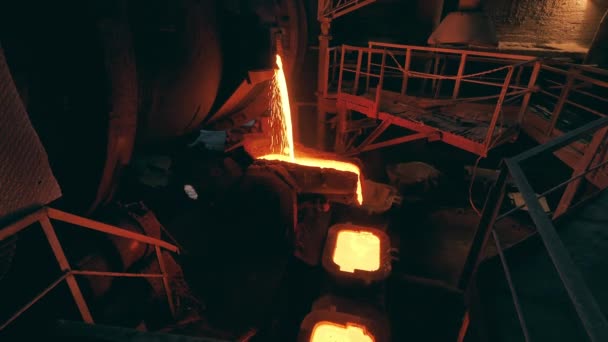 産業機械は溶融鋼で鋳造金型を充填しています — ストック動画