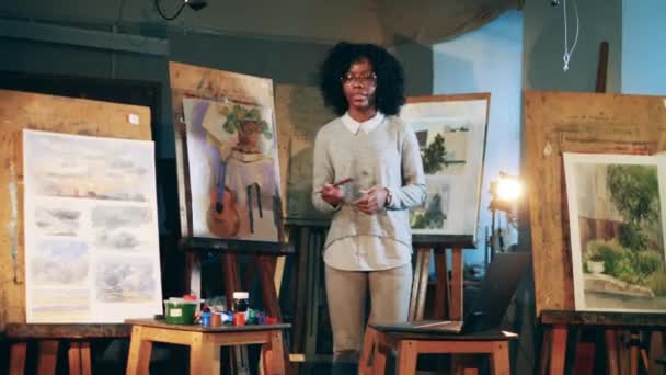 Αφρο-αμερικανίδα γυναίκα κρατά ένα απομακρυσμένο μάθημα τέχνης — Αρχείο Βίντεο