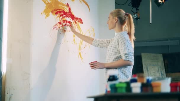 Sessão de arte-terapia de uma mulher pintando com as mãos — Vídeo de Stock