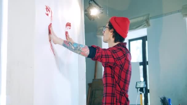 A man with tattoos is painting during art-therapy — Stock Video