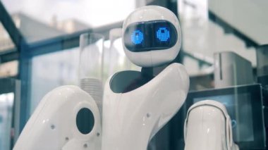 Yüksek teknolojili droid bir kafede kahve servisi yapıyor. Yenilik, modern teknoloji konsepti.