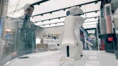 Biyonik barista kahve dükkanında bekleme modunda.