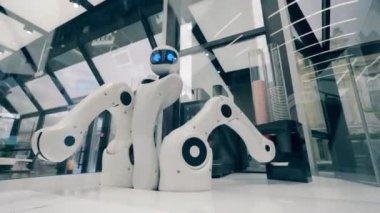 Gelecekçi robot, yenilikçi teknoloji konsepti. Kahve servisi yapan robot çalışırken kollarını hareket ettiriyor.