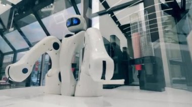 Robotun kolu bir kahve bardağının yerini değiştirip dolduruyor. Gelecekçi robot, yenilikçi teknoloji kavramı.