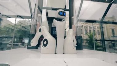 Yenilik, modern teknoloji konsepti. Yüksek teknolojili droid kollarını bir kafede hareket ettiriyor.