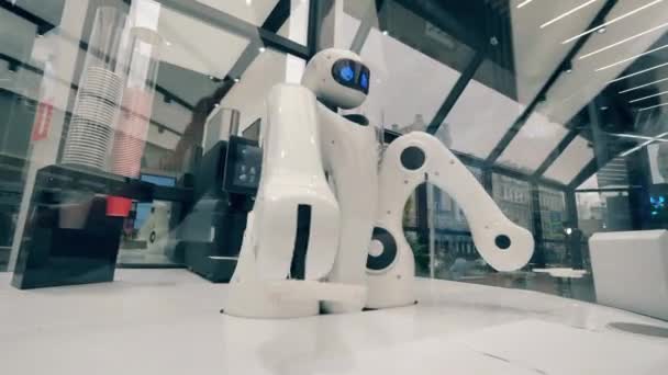 Innovation, modernt teknikkoncept. Roboten rör på armarna på ett kafé — Stockvideo