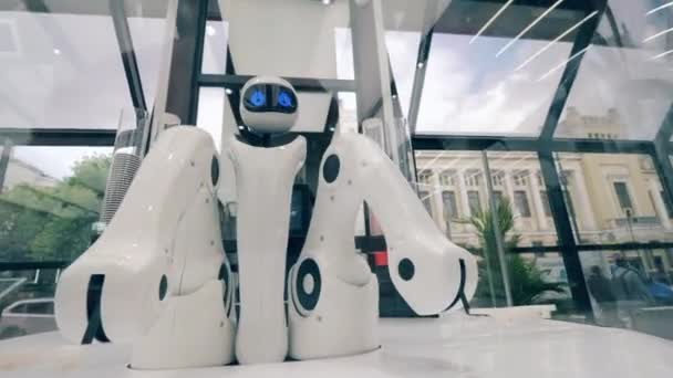 미래 지향적 로봇, 혁신적 인 기술 개념. 드로이드가 종이컵을 커피 머신으로 옮기고 있어 — 비디오