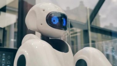 Bir kafede yüksek teknoloji ürünü bir droidin göz kırpması.