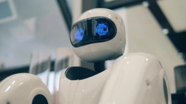 Droid kahve yapmak için özel bir makine kullanıyor. Gelecekçi robot, yenilikçi teknoloji kavramı.