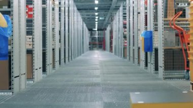 Robot makineli bir depolama koridoru.