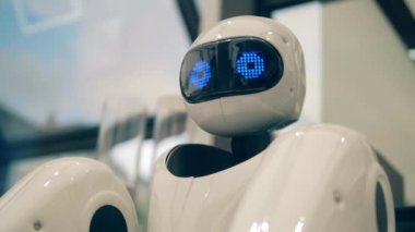 Kafede gözlerini deviren bir droidin başı. Yenilik, modern teknoloji konsepti.