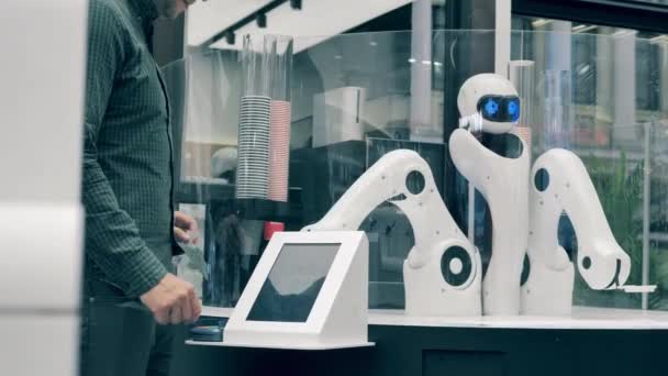 Robot futurista, concepto tecnológico innovador. droide mecánico está esperando a los clientes en un café — Vídeos de Stock