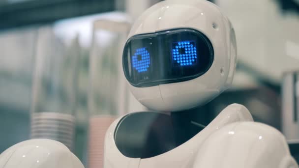 Robotmaskin serverar en man i ett kafé — Stockvideo