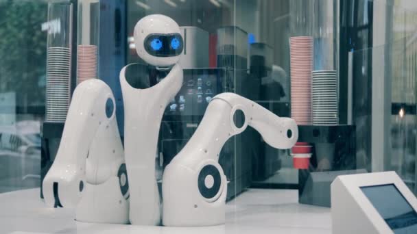 Μηχανικό cyborg περιμένει για παραγγελίες σε ένα καφέ. Φουτουριστικό ρομπότ, καινοτόμο έννοια της τεχνολογίας. — Αρχείο Βίντεο