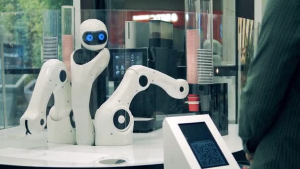 Καινοτομία, σύγχρονη τεχνολογία. Ένας πελάτης σερβίρεται από ένα ρομπότ σε μια καφετέρια. — Αρχείο Βίντεο
