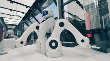 Gelecekçi robot, yenilikçi teknoloji konsepti. Yüksek teknolojili droid bir dükkanda kahve servisi yapmaya hazır.