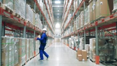 Ergoskeleton 'daki depo işçisi karton kutuların yerini alıyor.