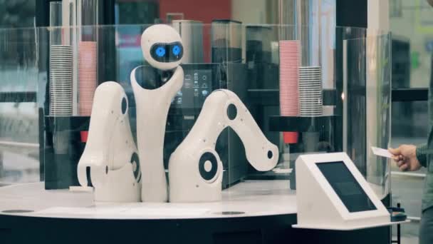 Futuristische robot, innovatief technologie concept. Koffie dienende robot beweegt zijn armen tijdens het werken — Stockvideo