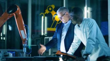 İki bilim adamı bir robotu çalıştırırken tartışıyor.