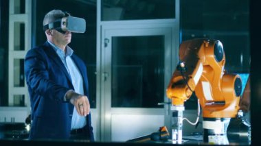 Erkek araştırmacı sanal gerçeklikte bir robot çalıştırıyor.