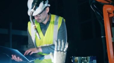 Güvenlik görevlisi biyonik bir eli inceliyor.