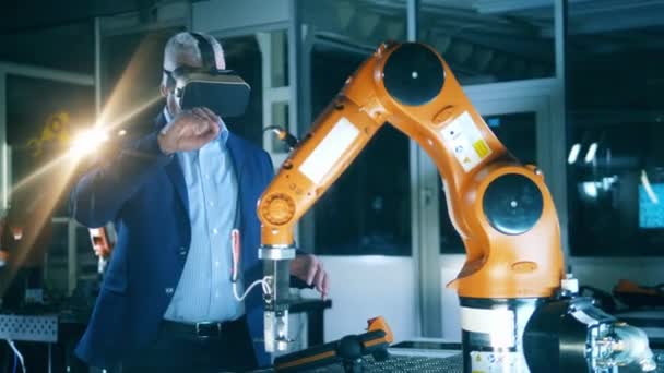 Homme scientifique utilise un appareil VR pour faire fonctionner un robot — Video