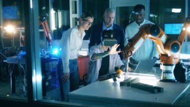 Bilim adamları sanal gerçeklikteki bir robotla deney yapıyorlar.