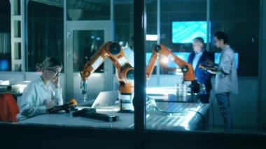 Bir grup bilim adamıyla robot laboratuvarı tartışıyorlar.