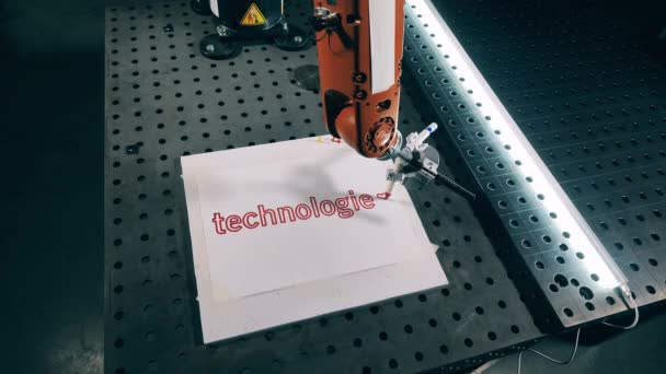 Roboterarm schreibt mit einem Sharpie auf Papier — Stockvideo