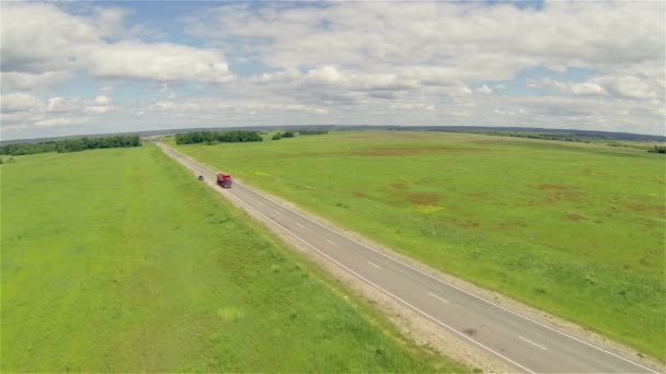 Gas-LKW fährt auf der Straße. Antenne. — Stockvideo