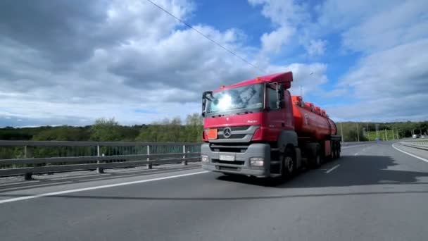 Ciężarówek gaz przy drodze — Wideo stockowe