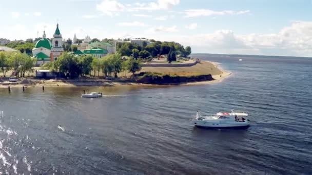 Imágenes aéreas de sobrevuelo de parejas en un barco, yate — Vídeos de Stock