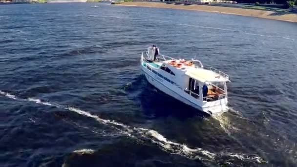 Vzdušný nadjezdu záběry páru v lodi, jachtě — Stock video