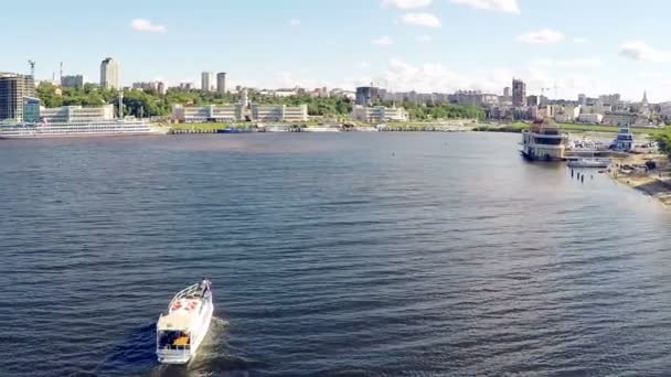 Imágenes aéreas de sobrevuelo de parejas en un barco, yate — Vídeo de stock