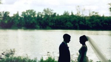 Sevgi dolu çift her tutan göle yakın:.