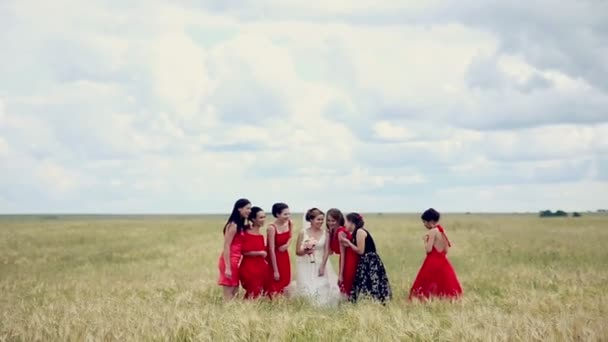 Emotionele bruid en bruidsmeisjes praten en lachen. Slow motion. — Stockvideo