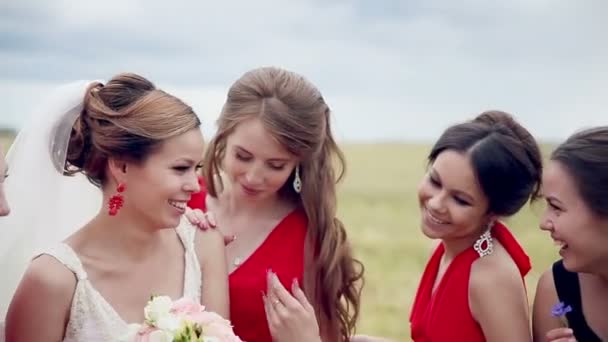Emotionele bruid en bruidsmeisjes praten en lachen. Slow motion. — Stockvideo