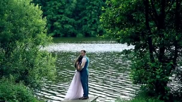 Homem e mulher, jovem casal feliz perto do lago . — Vídeo de Stock